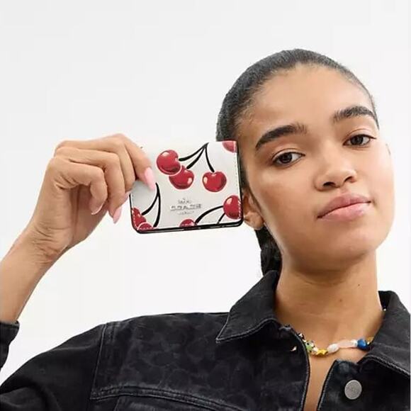 ❤️ Coach Mini Wallet On A Chain With Cherry Print - Picture 2 of 12